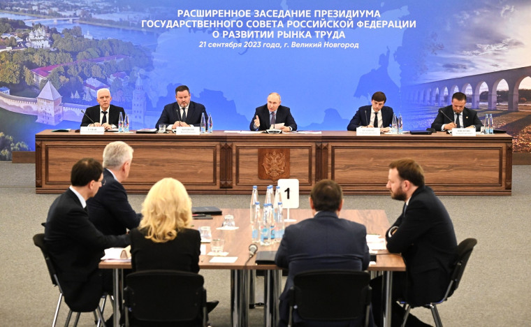 На расширенном заседании Президиума Государственного Совета Сергей Кравцов предложил закрепить проведение демонстрационного экзамена на законодательном уровне.